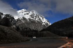 Salita al Piccolo San bernardo da La Thuile, lungo la strada che collega la Valle d'Aosta alla Francia. Qui ci troviamo in prossimità del rifugio Lo Riondet, a quota 2.000 metri