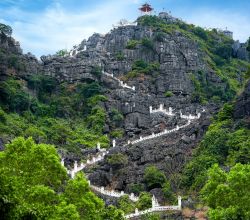 Salita al belvedere di Hang Mua, Ninh Binh, Vietnam: i numerosi gradini non devono scoraggiare i turisti, che una volta in cima saranno ripagati da uno splendido panorama sulla valle sottostante ...