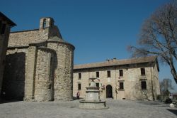 San Leo: La Pieve e la piazza dedicata a Dante Alighieri
