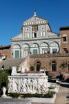 Basilica di San Miniato al Monte, Firenze. La chiesa è uno dei capolavori di arte romanica a Firenze, e si trova in alto, appena sopra Piazzale Michelangelo, il punto panoramico da dove ...