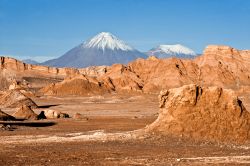 Vicino a San Pedro Atacama si trova la magica Valle della Luna, una zona tra le montagne caratterizzata dalle rocce di colore arancione, che diventan particolarmente suggestive al tramonto e ...