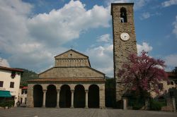 La Pieve di San Pietro di Cascia, edificata nella seconda metà del XII secolo, si trova nei dintorni di Reggello, in Toscana - foto © Kweedado2 / Wikipedia