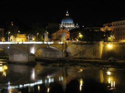 San Pietro by night è tra i gioielli più commoventi di Roma. Nell'immagine è visto dalle sponde del Tevere: spicca nel cielo notturno la cupola monumentale della basilica, ...