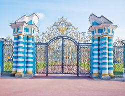 L'ingresso al palazzo di Caterina, nei pressi di San Pietroburgo, si addice a una residenza estiva degli zar. L'edificio rococò fa parte del complesso di Tsarskoe Selo a Puškin, ...