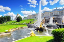 Davanti alla Reggia Peterhof di San Pietroburgo, protetta dall'UNESCO e compresa tra le Sette Meraviglie della Russia, zampillano sontuose fontane, tra cui la cosiddetta Grande Cascata - Brian ...