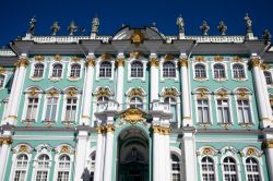 L'Ermitage di San Pietroburgo è tra i musei d'arte più importanti della Russia e del mondo. L'edificio, che in origine faceva parte della reggia degli zar, si trova ...