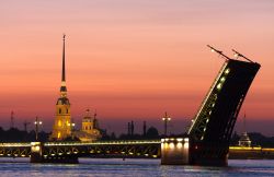 Il ponte Dvorzovyj di San Pietroburgo, o Ponte del Palazzo, unisce la terraferma all’isola Vasilyevsky e regala un colpo d'occhio molto romantico sul corso del Neva, soprattutto al ...