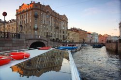 San Pietroburgo è attraversata da numerosi canali e fiumi, in particolare il fiume Neva. Lungo le sponde, le barche ormeggiate sono allegri punti di colore sull'acqua fredda - © ...