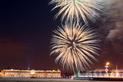 La notte di Capodanno a San Pietroburgo è un'esplosione di fuochi d'artificio, che si riflettono sull'acqua del Neva e abbelliscono ulteriormente l'isola Vasilyevsky - © ...