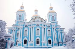 La Cattedrale di San Nicola si trova a sud del teatro Mariinsky, nel cuore di San Pietroburgo. In stile barocco elisabettiano, con guglie e cupole dorate, fu eretta a metà del Settecento ...
