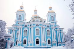 La Cattedrale di San Nicola si trova a sud del teatro Mariinsky, nel cuore di San Pietroburgo. In stile barocco elisabettiano, con guglie e cupole dorate, fu eretta a metà del Settecento ...