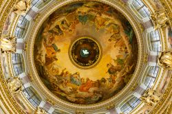 La grande cupola della Cattedrale di San Pietroburgo (Russia) è decorata con splendidi affreschi - © Semen Lixodeev / Shutterstock.com