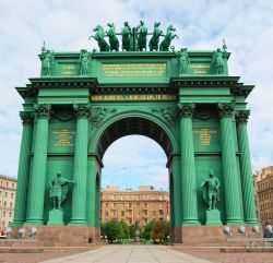 La Porta trionfale di Narva, nell'omonima piazza di San Pietroburgo (Russia), fu eretta nel 1814 in onore della vittoria russa su Napoleone - © Odegov Vladimir / Shutterstock.com ...