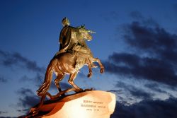 La Statua equestre di Pietro il Grande domina la Piazza del Senato di San Pietroburgo, detta anche Piazza dei Decabristi. Realizzata da Étienne Maurice Falconet nel XVIII secolo, ...