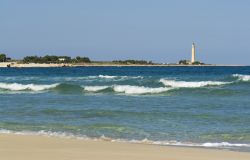 San Vito lo Capo, Sicilia: la grande spiaggia ed il faro - © Zyankarlo / Shutterstock.com