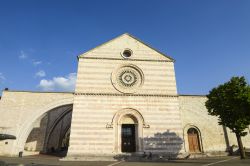 Fra il 1257 e il 1265, attorno all'antica Chiesa di San Giorgio a Assisi, venne costruita la Basilica di Santa Chiara realizzata in stile architettonico gotico. L'esterno dell'edificio ...