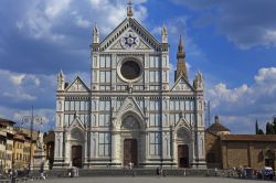 Santa Croce, Firenze: nella foto la facciata neogotica che domina l'omonima  piazza. La chiesa francescana venne completata nel 1385, ma la consacrazione ad opera del Papa Eugenio IV ...