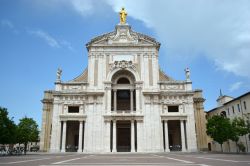 Costruita da Galeazzo Alessi, la Basilica di Santa Maria degli Angeli è una chiesa di rito cattolico situata nell'omonima frazione di Assisi. In cima alla facciata del tempio si eleva ...