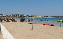Spiaggia di Santa Maria a Paros, Grecia. Situato vicino a Naoussa, nella baia di Plastira, questo tratto di litorale è diviso in due spiaggette di sabbia morbida e dorata da cui si gode ...