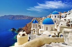 Santorini Chora di Oia con panorama della caldera. Isole Cicladi, Grecia - © leoks / Shutterstock.com