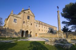 A Sos del Rey Catolico, circa 120 km a nord di Saragozza (Aragona, Spagna), sorge il Santuario de Nuestra Señora de Valentuñana, costruito dai Carmelitani Scalzi nel XVII secolo ...
