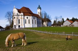 Santuario della Wieskirche, ovvero la Chiesa nel Prato, uno dei capolavori architettonici della Baviera. Si trova vicino a Steingaden, nel sud della Germania - © LUCARELLI TEMISTOCLE / ...
