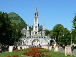 Il Santuario di Lourdes (Francia): in alto si trova la Basilica dell'Immacolata Concezione (1876), sotto la Basilica di Nostra Signora del Rosario (1901). La grotta rimane, guardando la ...