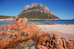 Sardegna Isola Tavolara graniti rossi spiaggia, Porto San Paolo
