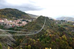 Il borgo di Sasso di Castalda è il celebre Ponte TIbetano (Ponte alla Luna), una della attrazioni della Basilicata - ©  www.pontetibetanosassodicastalda.com