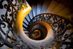 Scala a spirale all'interno della Palazzo di Versailles Francia. Il complesso del Palazzo del Re di Francia si estende su di una superficie di oltre 67.000 metri quadri e vanta ben 700 stanze ...