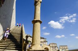 A collegare le due basiliche di San Francesco d'Assisi è una bella scalinata che permette di raggiungere comodamente entrambi gli edifici religiosi. La chiesa inferiore fu terminata ...