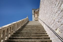 La scalinata che collega piazza San Francesco d'Assisi all'omonima basilica edificata nel luogo  conosciuto nel medioevo come "colle dell'inferno", all'epoca adibito ...