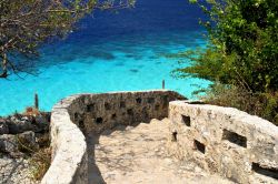 Scalinata d'accesso al mare a Bonaire, nelle Antille Olandesi - © Andrew Jalbert / Shutterstock.com