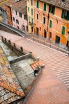 Scalinata nel centro storico di Perugia in Umbria. Notare il clore caldo, a pastello, delle case e del selciato della scalinata - © marinomarini / Shutterstock.com