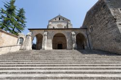 Scalinata di ingresso della Abbazia di Casamari, si trova appena a nord di Frosinone, uno dei capoluoghi di Provincia del Lazio - © Claudio Giovanni Colombo / Shutterstock.com