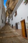 Scalinata tra le rocce nel pittoresco centro storico di Setenil de las Bodegas, in Spagna - © FCG / Shutterstock.com