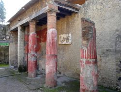 Scavi di Ercolano: una Villa Romana della città distrotta dal Vesuvio, nella stessa eruzione di Pompei  - © khd / Shutterstock.com