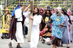 Scene della Passione di Cristo: ci troviamo al Pasinaya Festival di Manila, nelle Filippine - © Tony Magdaraog / Shutterstock.com 