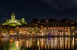 Schaffhausen di notte: le luci e il riflesso dei palazzi storici del centro sul corso del Reno  - © ruj / Shutterstock.com