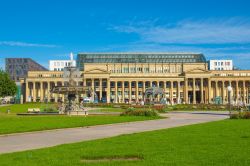 La Schlossplatz di Stoccarda, nel land tedesco del Baden Wurttemberg, è la piazza più grande e centrale della città. Come suggerisce il nome, che significa "piazza ...