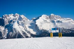 Sciare a Madonna di Campiglio: panorama dalle piste di Pradalago verso le Dolomiti di Brenta - © nikolpetr / Shutterstock.com
