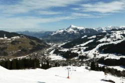 Sciare a Kirchberg in Tirol è un piacere! Tra l'altro i suoi tracciati sono collegati a quelli del comprensorio di Kitzbuhel, dove le nevi diventano occasione di discese molto tecniche ...