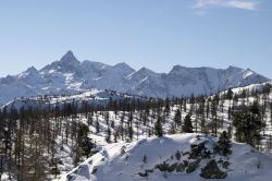 Cesana si trova sul confine di due distinti gruppo montuosi delle Alpi: a sud si aprono le Alpi Cozie dominate dalla sagoma del Monviso, a nord inziano le Alpi Graie che raggiungono la massima ...