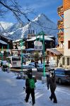 Sciatori a 2 Alpes, in secondo piano la navetta gratuita per gli  impianti di risalita e per visitare il centro del villaggio turistico