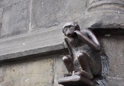 Scimmia porta fortuna in rilievo sul municipio di Mons, in Belgio - © vyskoczilova / Shutterstock.com
