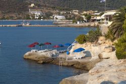 Scogli attrezzati presso Agia Marina, una delle località turistiche dell'isola di Egina (Aegina) in Grecia - © Panos Karas / Shutterstock.com
