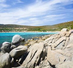 Nella spiaggia di Mari Pintau a Geremeas, nel sud della Sardegna, la costa di sabbia grossa è interrotta di tanto in tanto da blocchi di roccia granitica dal caratteristico colore chiaro ...