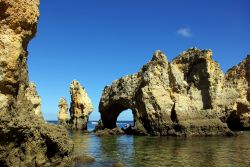 Scogli e grotte lungo la costa vicino a Lagos ...