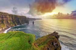 Le imponmenti scogliere di Moher, contea di Clare in Irlanda occidentale - © Patryk Kosmider  / Shutterstock.com