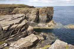 Scogliere imponenti alle isole Orcadi, a picco ...